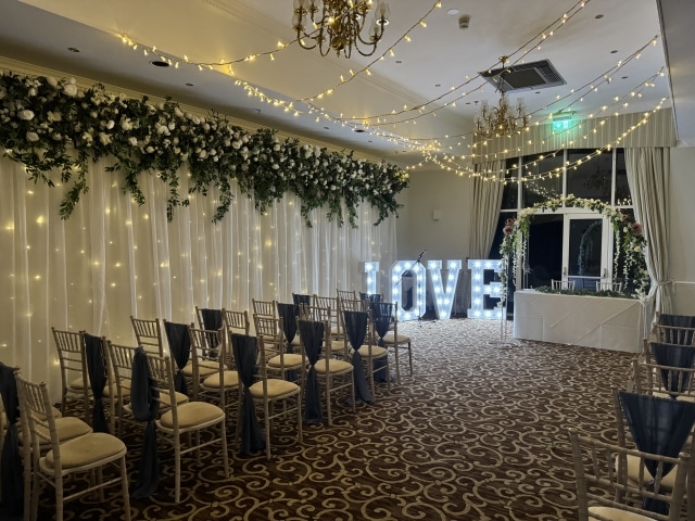 Starlight Backdrop with Silk Green Floral Top Runner